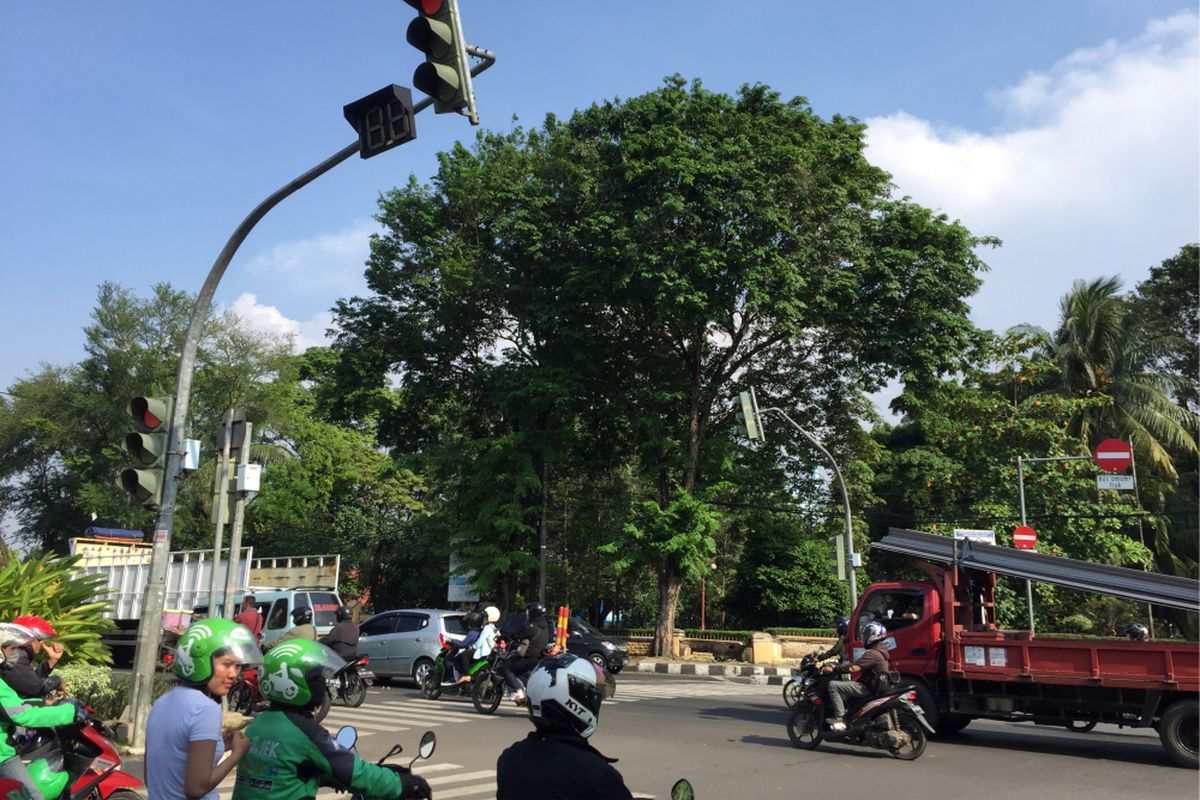 Salah satu persimpangan di Jalan Taman Makam Pahlawan Taruna, Kota Tangerang, yang telah menggunakan sistem kendali lalu lintas kendaraan atau area traffic control system (ATCS), Kamis (5/10/2017). Melalui sistem ini, petugas bisa memantau kondisi di lokasi dengan pantauan kamera CCTV dan dapat memberi imbauan dengan pengeras suara. 