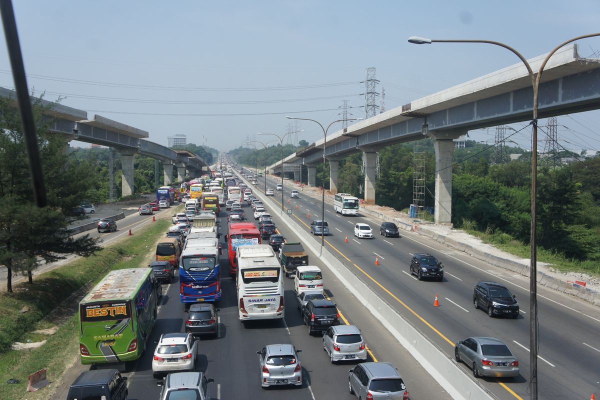 Arus lalu lintas di kilometer 47 tol Jakarta-Cikampek arah menuju Cikampek terpantau padat merayap, Kamis (30/5/2019).
