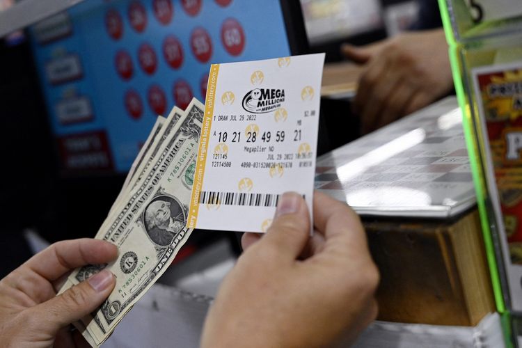 Pembeli tiket lotre Mega Millions di Arlington, negara bagian Virginia, Amerika Serikat, 29 Juli 2022. Pada Sabtu (30/7/2022) telah ditemukan pemenang lotre Mega Million senilai 1,3 miliar dollar AS (Rp 19,4 triliun), salah satu yang terbesar sepanjang masa.