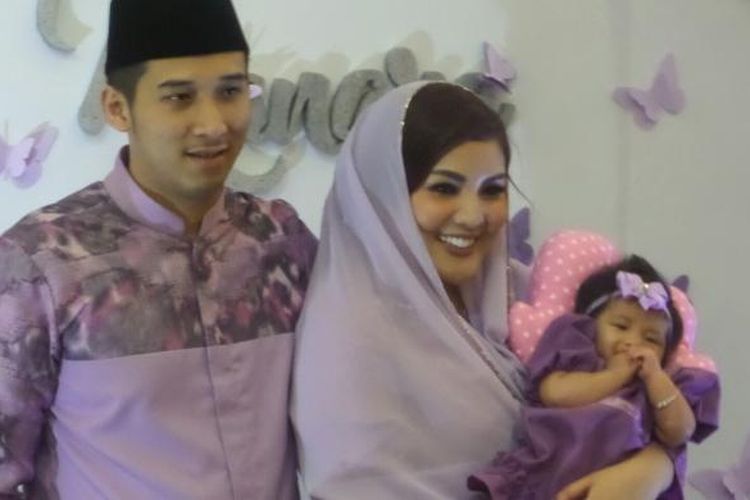 Vokalis Nindy Ayunda bersama sang suami Askara Parasady dan putrinya Akifa Dhinira Parasady saat diabadikan di kediamannya di kawasan Pondok Pinang, Jakarta Selatan, Sabtu (20/1/2017).