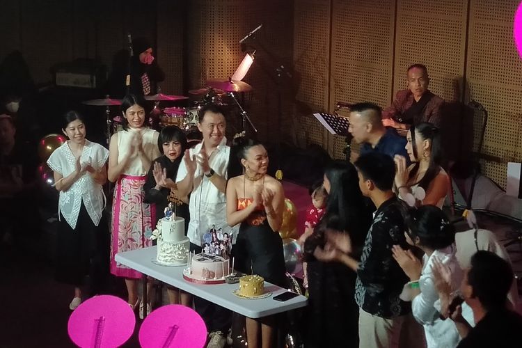 Penyanyi Naura Ayu saat hendak tiup lilin di pesta ulang tahunnya yang ke-18, di Galeri Indonesia Kaya, Jakarta Pusat, Minggu (18/6/2023).