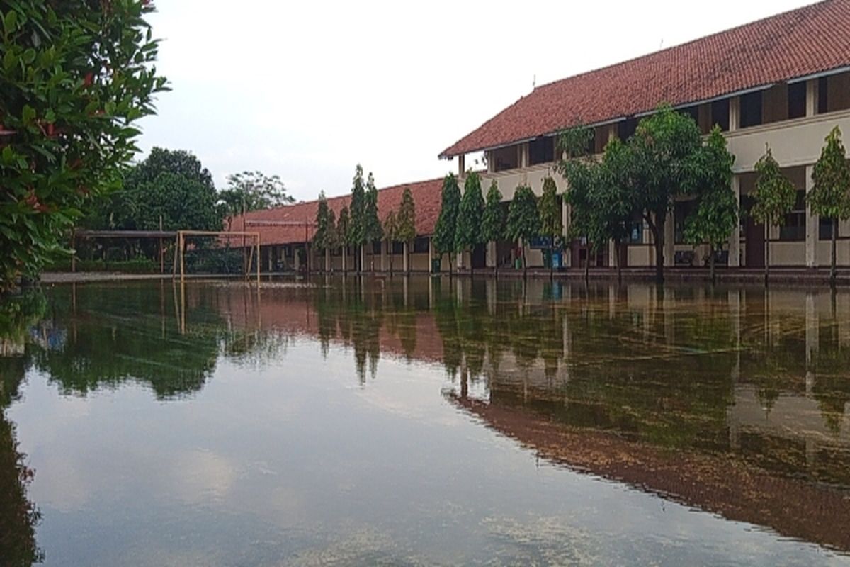 Kondisi Terkini SMAN 4 Tangsel yang Dilanda Banjir hingga ketinggian mencapai 30 cm terjadi hingga hari ke-6 pada Selasa (7/6/2022)