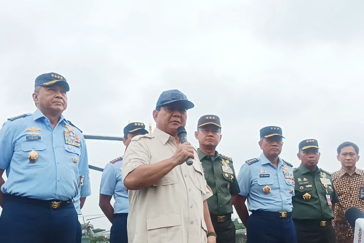 Menteri Pertahanan (Menhan) Prabowo Subianto saat memberikan keterangan pers di Lanud Atang Sendjaja, Bogor, Jawa Barat pada Jumat (1/12/2023).