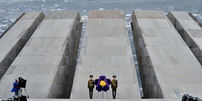 Parjurit Armenia bersiaga di tugu peringatan genosida di ibu kota Armenia, Yerevan, Jumat (24/4/2015), saat negeri itu memperingati 100 tahun pembantaian 1,5 juta warganya oleh pasukan Kekaisaran Ottoman di masa Perang Dunia I. 