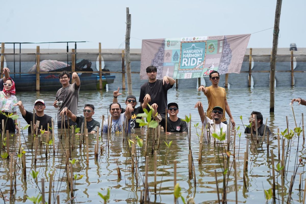 Sekretaris Direktorat Jenderal PDASRH, Muhammad Zainal Arifin melakukan penanaman mangrove bersama Komunitas Motor Listrik Elders Elletrica.  