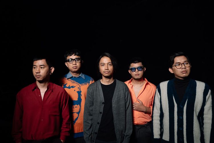 Grup band emo asal Bandung, for Revenge (fR), berkolaborasi dengan Fiersa Besari di lagu terbarunya yang berjudul Ada Selamanya.