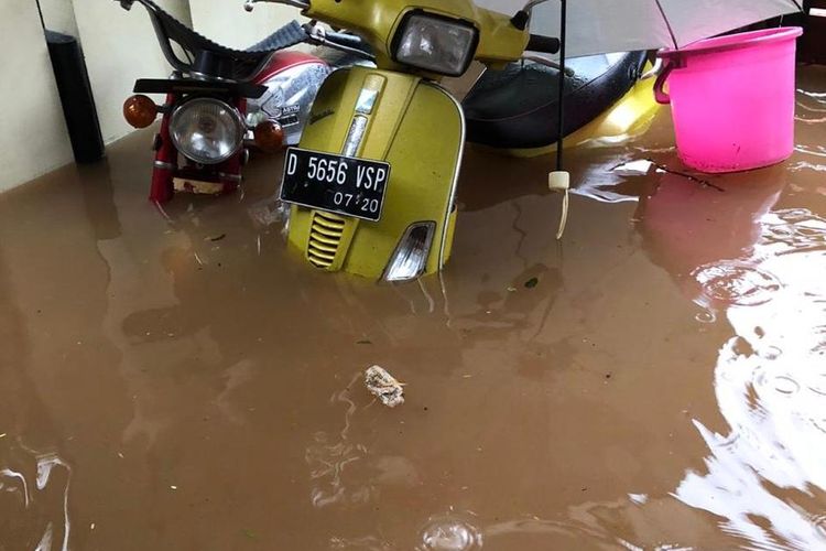 Sepeda motor terendam banjir di rumah anak Ketua MPR RI Bambang Soesatyo, Dimaz Raditya Soesatyo, di Kemang, Jakarta, Kamis (2/1/2020).