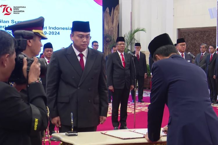 Presiden Joko Widodo menandatangani berita acara pelantikan Angga Raka Prabowo sebagai Wakil Menteri Komunikasi dan Informatika di Istana Negara, Jakarta, Senin (19/8/2024).