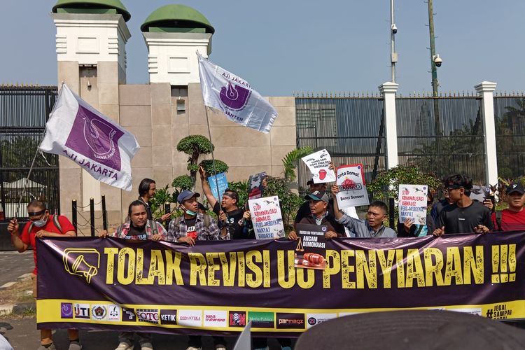 Massa memulai unjuk rasa tolak rencana revisi UU Penyiaran di depan Gedung DPR, Jakarta, Senin (27/5/2024)