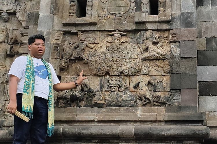 Louie Buana, salah satu Tim Ahli Penyusun Narasi Legenda Borobudur UGM, tengah menceritakan cerita Kinara-Kinari dan menunjukkan relief tersebut kepada para peserta Famtrip Jurnalis, Rabu (13/11/2019).