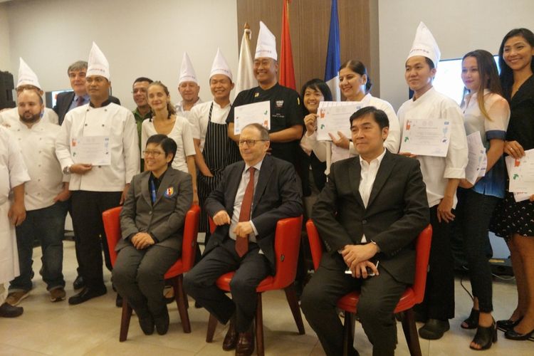 Duta Besar Perancis untuk Indonesia Jean Charles Berthonnet bersama para chef yang berpartisipasi dalam Good France 2019.