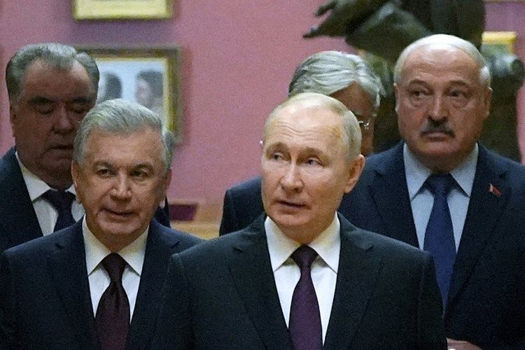 Presiden Rusia Vladimir Putin (tengah), bersama Presiden Tajikistan Emomali Rahmon (kiri), Presiden Uzbekistan Shavkat Mirziyoyev (dua dari kiri), dan Presiden Belarus Alexander Lukashenko (kanan) saat memasuki aula Museum Negara Rusia dalam pertemuan informal para pemimpin anggota Persemakmuran Negara-Negara Merdeka (CIS) di Saint Petersburg, Selasa (27/12/2022).