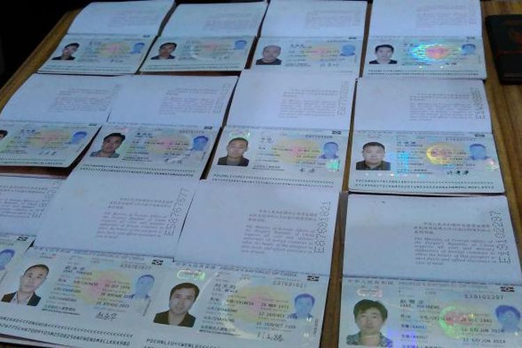 Petugas Imigrasi Mataram menyita 12 paspor warga negara asing asal Tiongkok.
