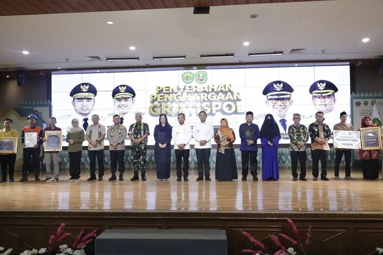 Penyerahan bantuan program Gratispol dari Pemrov Kaltim untuk masyarakat. 