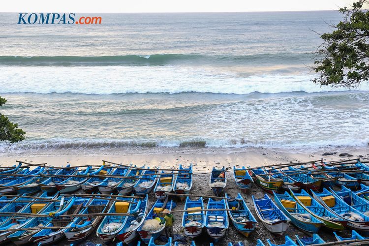 KEINDAHAN ALAM INDONESIA - Aktifitas nelayan saat merapikan jala ikan di Pantai Menganti yang terletak di Desa Karangduwur, Kecamatan Ayah, Kabupaten Kebumen, Jawa Tengah, Rabu (18/10/2017). Pantai Menganti adalah salah satu obyek wisata pantai di Kebumen yang biasa dikunjungi wisatawan. 