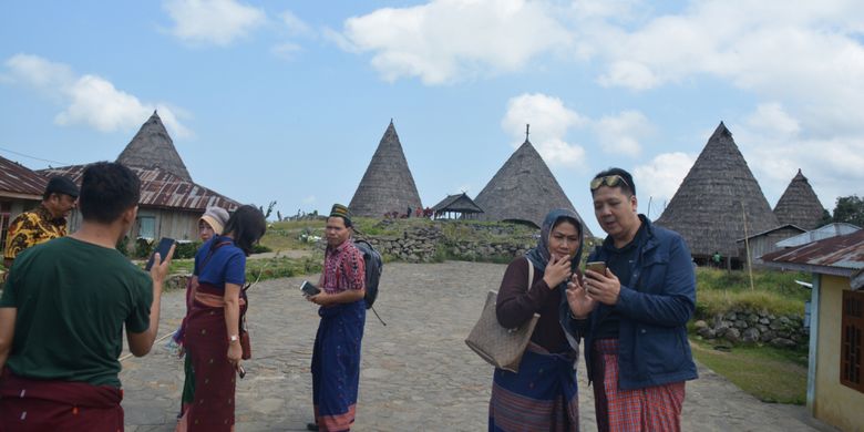 Para Dosen Universitas Bina Nusantara Jakarta, Oktober 2018 lalu mengabadikan kunjungan mereka di perkampungan tradisional Todo di Flores, NTT, dengan latar belakang Mbaru Niang Todo.