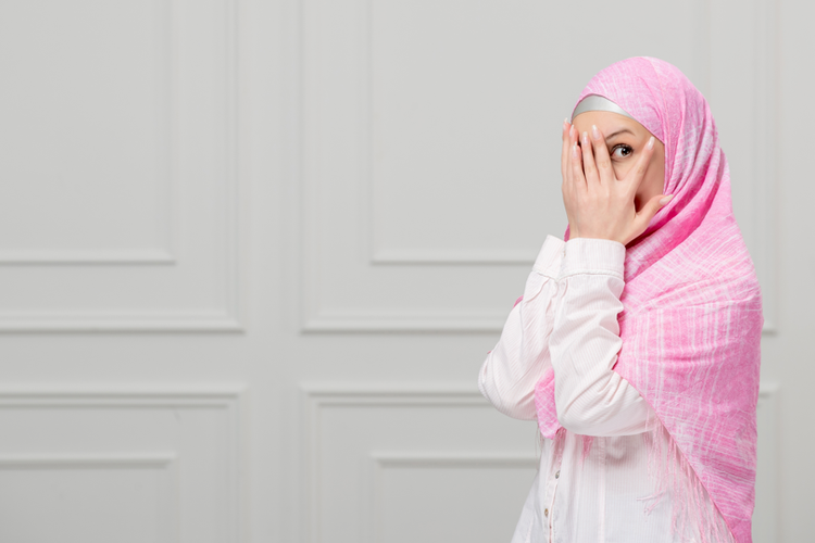 Rambut Muslimah yang Rontok, Apakah Masih Termasuk Aurat?