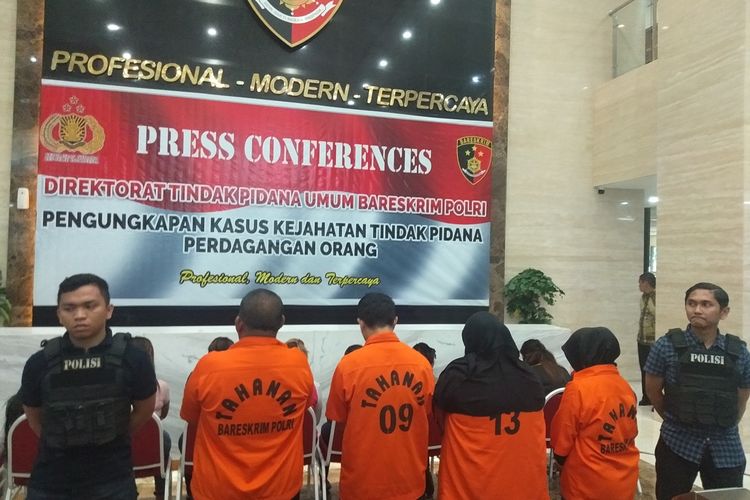 Para tersangka dan korban dihadirkan dalam konferensi pers kasus dugaan tindak pidana perdagangan orang (TPPO) di Gedung Bareskrim Polri, Jakarta Selatan, Jumat (14/2/2020).