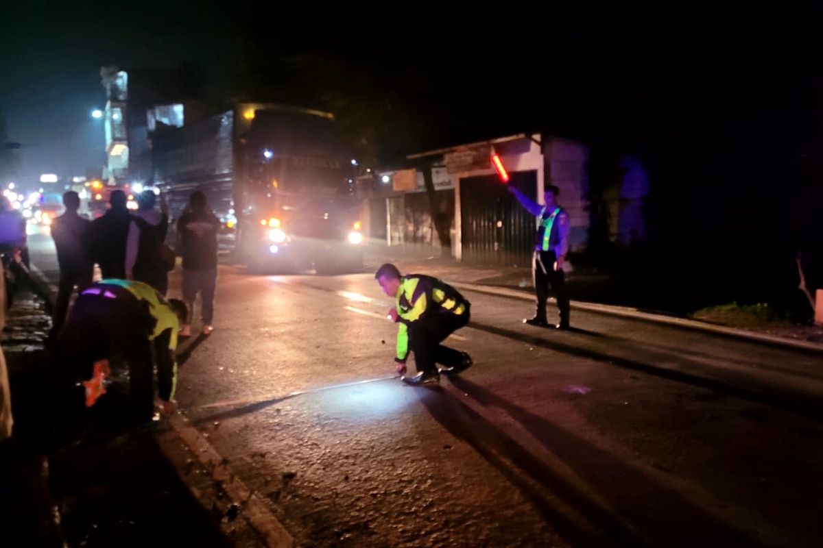 Petugas Kepolisian Polres Sukabumi Kota saat melakukan olah TKP atas kejadian lakalantas di Jalan Sukabumi - Cianjur, bertempat di kampung Sukalarang Rt5/Rw6, Kabupaten Sukabumi, Jawa Barat pada Minggu (2/2/2025) malam.