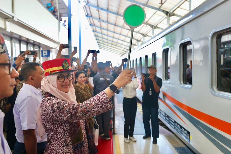 Bupati Banyuwangi Ipuk Fiestiandani dalam acara pemberangkatan perdana KA Blambangan Ekspres rute Jakarta-Banyuwangi dari Stasiun Ketapang (Banyuwangi) ke Stasiun Pasar Senen (Jakarta), Jumat (26/7/2024). 
