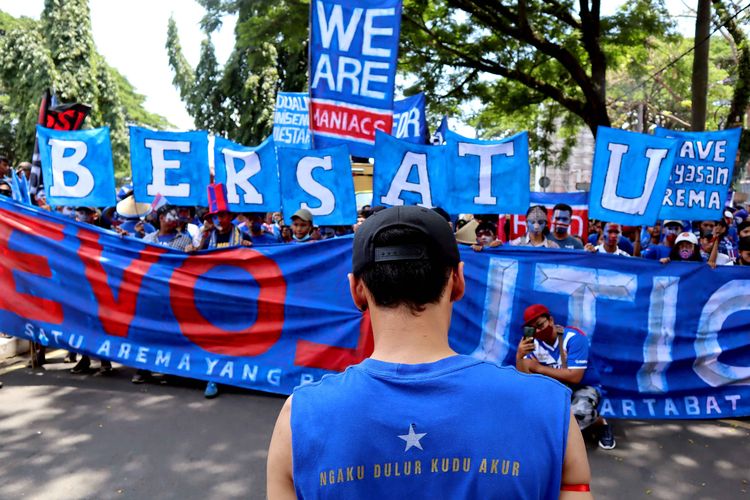 Aliansi Aremania Make Malang Great Again (MMGA) yang diikuti sekitar 2000 orang menggelar aksi damai bentuk kegerahan Aremania atas kasus dualisme yang sudah terjadi selama 9 tahun lamanya dari kawasan Patung Singa hingga Gedung DPRD Kota Baru Malang, Jawa Timur, Senin (16/11/2020) siang. 