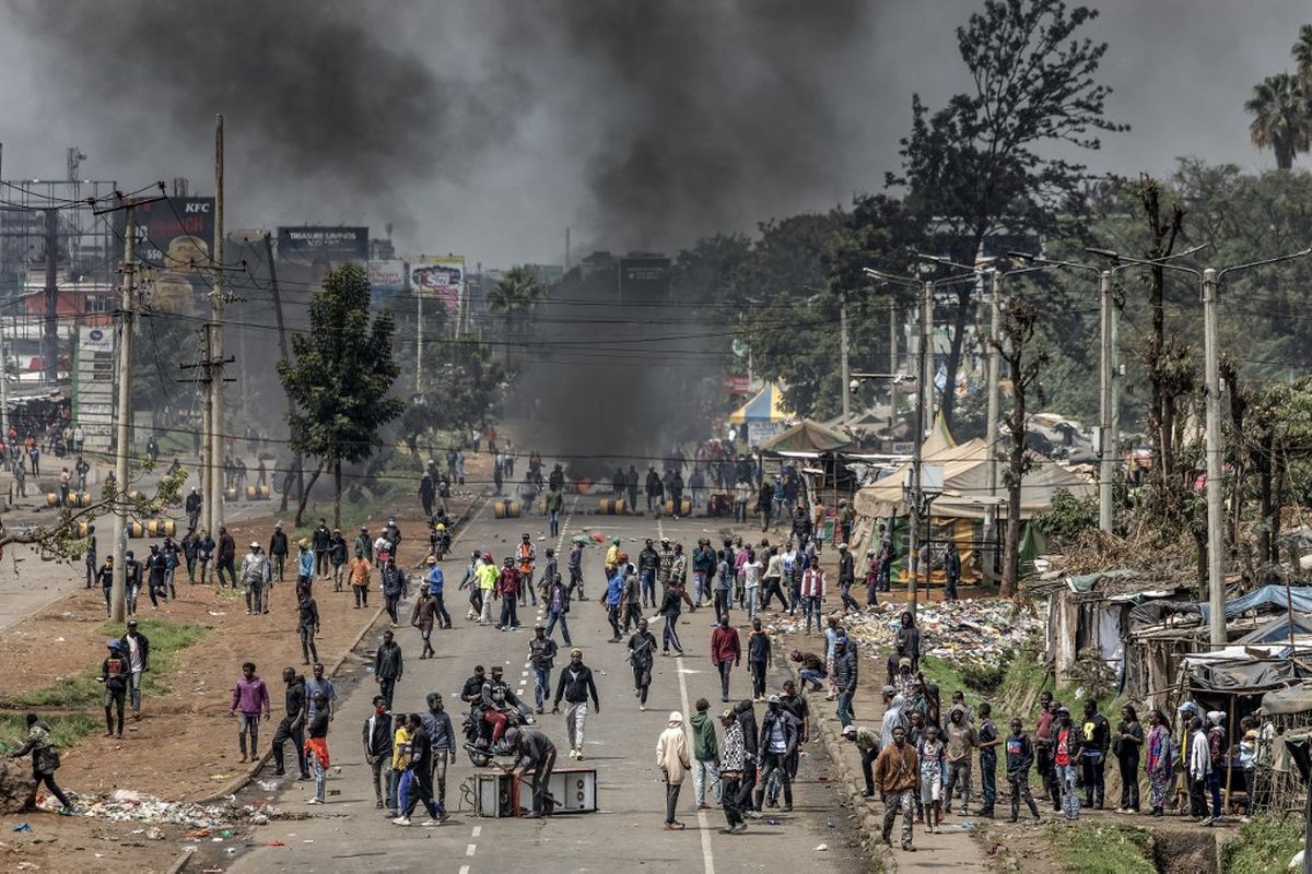 Massa berkumpul dan memblokade jalan utama dengan barikade dan puing-puing ketika bentrokan pecah saat demonstrasi Hari Saba Saba di Nairobi pada Senin (7/7/2025).