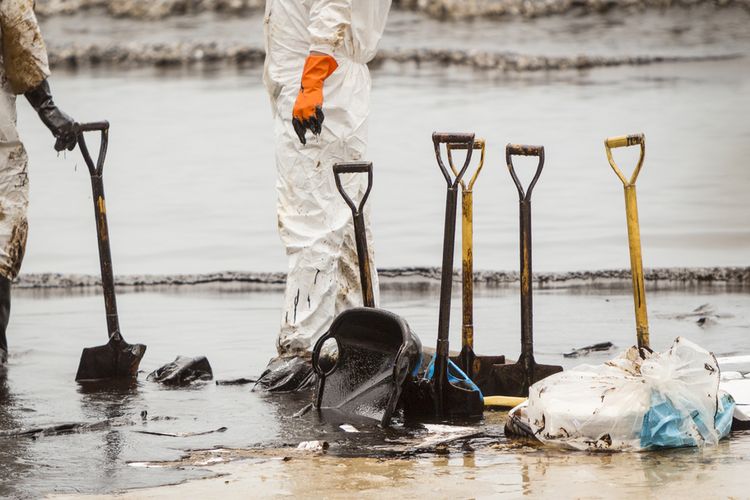 Ilustrasi tumpahan minyak di pantai