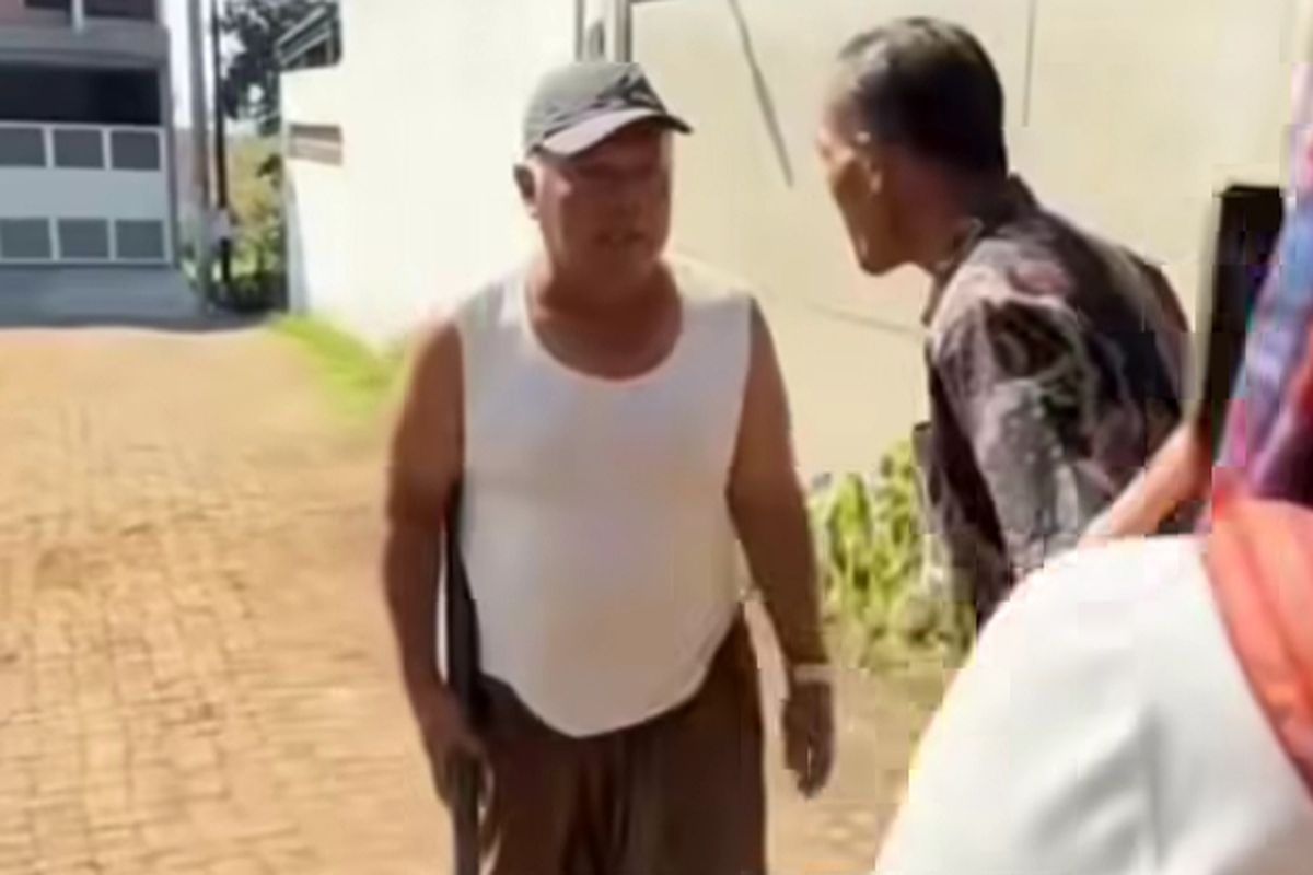 Perseteruan antara eks dosen UIN Maulana Malik Ibrahim Malang, Imam Muslimin atau Kiai Imim, dengan tetangganya, Sahara, di Perumahan Joyogrand, Kota Malang, Jawa Timur.