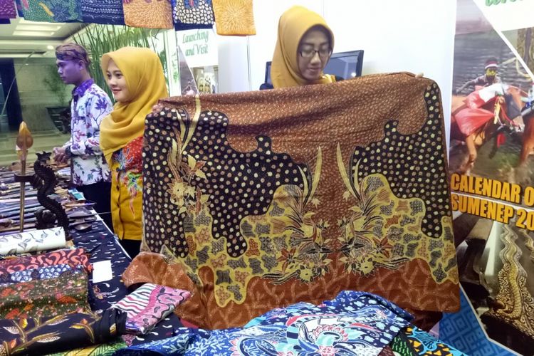 Batik khas Sumenep, Madura dengan motif garuda ini dijual seharga Rp 750.000, di Kementerian Pariwisata, Selasa (5/12/2017).