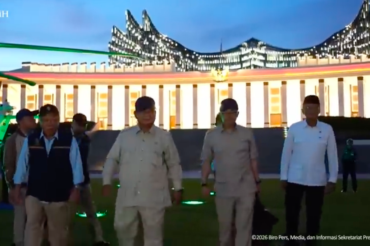Tampak menyambut Presiden Prabowo Prabowo, Kepala Otorita IKN, Basuki Hadimuljono, yang memegang mandat otoritas lokal, bersanding dengan Menteri Pekerjaan Umum (PU), Dody Hanggodo, serta Menteri Infrastruktur dan Pembangunan Kewilayahan (IPK), Agus Harimurti Yudhoyono (AHY), sebagai simbol akselerasi pembangunan kewilayahan yang integratif.