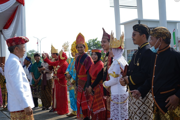 Peringatan Hari Kemerdekaan ke-77 RI di Itera makin semarak karena berbagai pakaian adat nusantara yang dikenakan peserta upacara.
