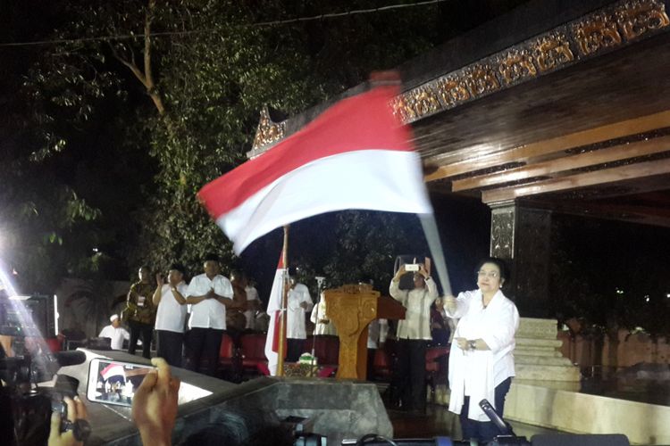 Ketua Umum PDI Perjuangan Megawati Soekarno Putri saat mengibarkan bendera merah putih di Makam Bung Karno, Kota Blitar dalam memperingati Hari Lahir Bung Karno, Senin (5/6/2017) malam