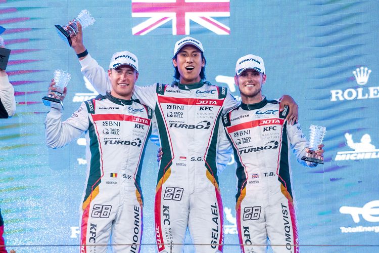 Tim JOTA #28 yang terdiri dari Sean Gelael (tengah), Tom Blomqvist, dan Stoffel Vandoorne, menjadi runner up kelas LMP2 FIA World Endurance Championship (WEC) 2021. 