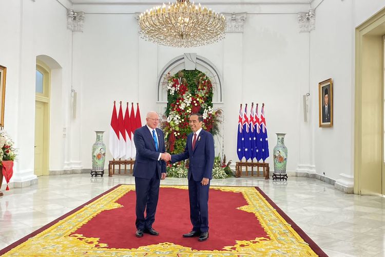 Presiden Joko Widodo (Jokowi) dan Gubernur Jenderal Australia David Hurley bersalaman di Ruang Teratai Istana Kepresidenan Bogor, Jumat (17/5/2024).