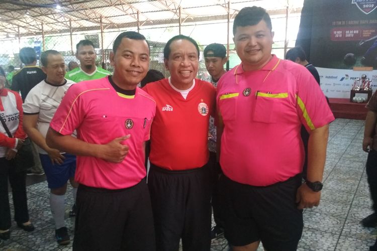 Menteri Pemuda dan Olah Raga, Zainudin Amali (tengah) menggunakan jersey Persija Jakarta pada acara pembukaan Turnamen Futsal Kontan Cup 2019, Sabtu 16 November 2019.