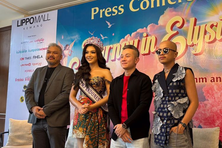 (kiri-kanan) Dimas Kusuma, Firsta Yufi Amarta Putri, perwakilan tenant HLA, Iyonono desainer, dalam press conference anniversary Lippo Mall Kemang ke 13 tahun, Jakarta, Jumat (26/9/2025).