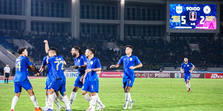 Para pemain PSIS Semarang merayakan gol kemenangan mereka ke gawang PSS Sleman di Stadion Manahan, Jumat (25/6/2022) malam WIB dalam babak penyisihan Grup A Piala Presiden 2022.