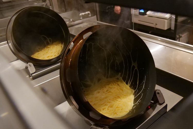 Mesin pembuat pasta otomatis pertama di dunia, P-Robo, pertama kali dipakai di restoran E Vino Spaghetti .