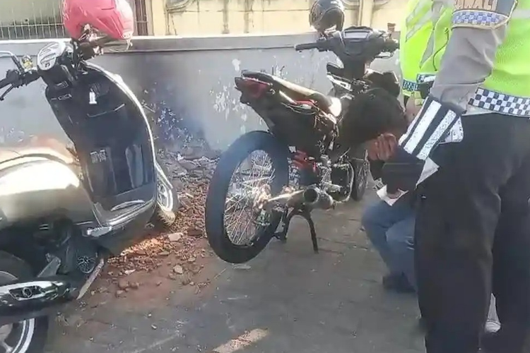 Polisi Geber Motor Pelajar yang Pakai Knalpot Brong: Sakit, To?