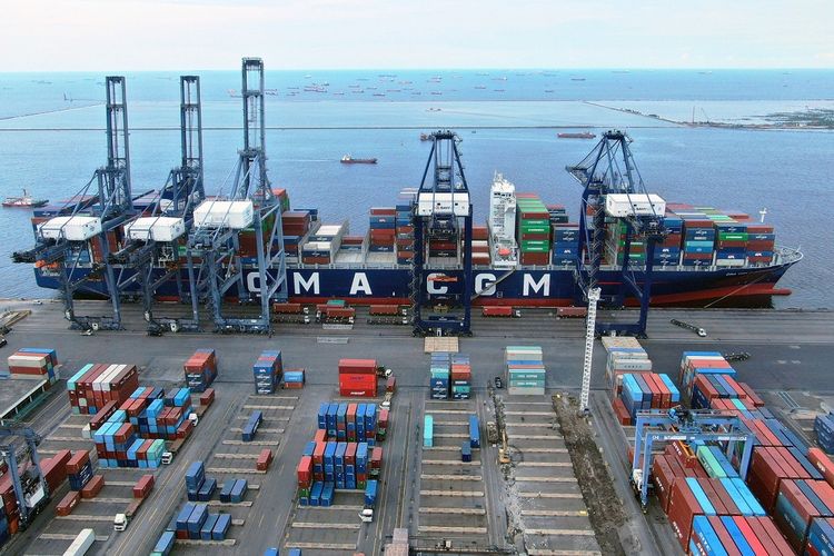 Ilustrasi kegiatan bongkar muat di Jakarta International Container Terminal.