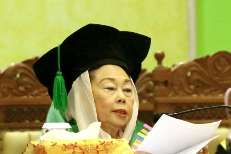 Sinta Nuriyah Wahid menyampaikan pidatonya dalam penganugerahan gelar doktor honoris causa di UIN Sunan Kalijaga, Yogyakarta, 18 Desember 2019.