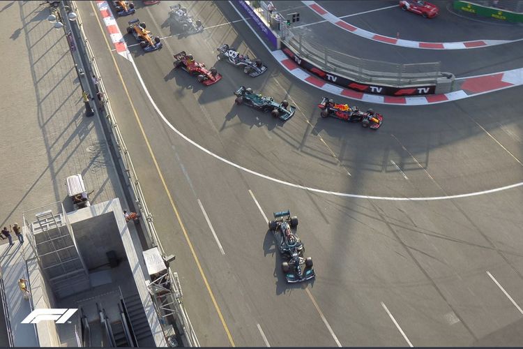 Ban depan mobil Mercedes Lewis Hamilton terkunci yang membuat dia melunjur ke luar lintasan sesaat setelah dia berhasil mendahului pebalap kedua Red Bull Sergio Perez di tikungan pertama GP Azerbaijan, Minggu (6/6/2021).