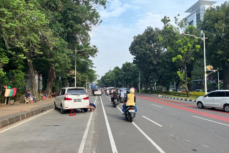 Parkir liar di Jalan Medan Merdeka Selatan, Gambir, Jakarta Pusat, Minggu (29/12/2024).