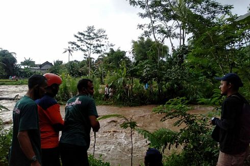 Terjebak di Tengah Sungai Saat Asyik Memancing, 2 Warga Blitar Dievakuasi