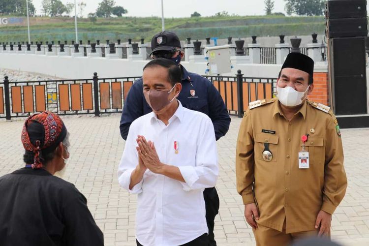 Presiden Jokowi saat bertemu dengan tokoh Samin, Mbah Lasiyo di Bendungan Randugunting Blora pada Rabu (5/1/2022)