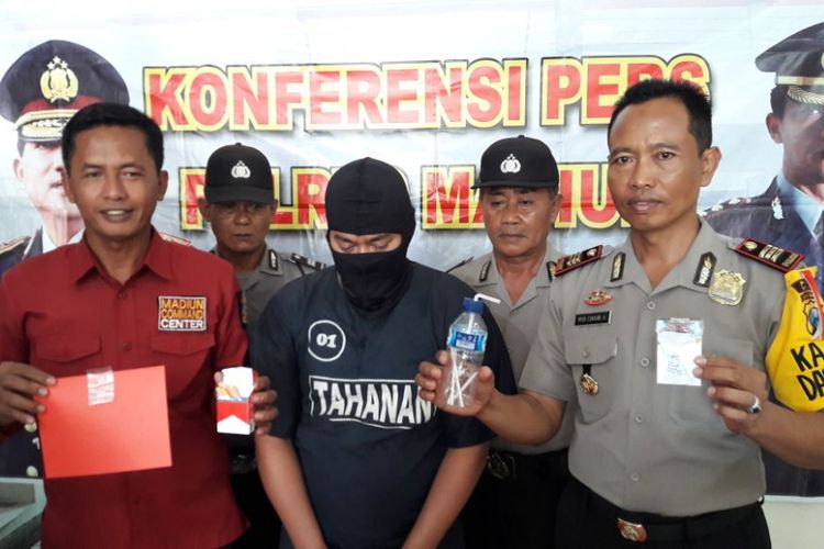 Kasubag Humas Polres, AKP Sumantri (kanan) menunjukkan barang bukti dan tersangka FR, pegawai bank swasta yang ditangkap karena kepemilikan narkoba jenis sabu-sabu, Rabu ( 14/3/2018).