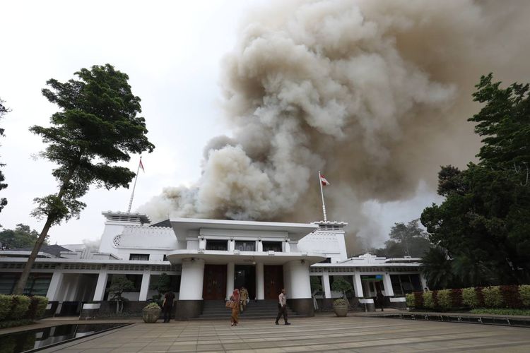 Asap mengepul tinggi saat Gedung Bappelitbang, Balai Kota Bandung terbakar, Senin (7/11/2022). 