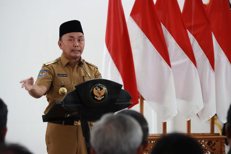 Gubernur Kalimantan Tengah (Kalteng) Sugianto Sabran dalam penyerahan Daftar Isian Pelaksanaan Anggaran (DIPA) dan Alokasi Transfer ke Daerah (TKD) Tahun Anggaran 2024 di provinsi dan kabupaten/kota se-Kalteng kepada bupati, penjabat (pj) bupati, dan pj wali kota maupun kepala instansi vertikal dan perangkat daerah provinsi di Istana Isen Mulang, Jumat (1/12/2023).
