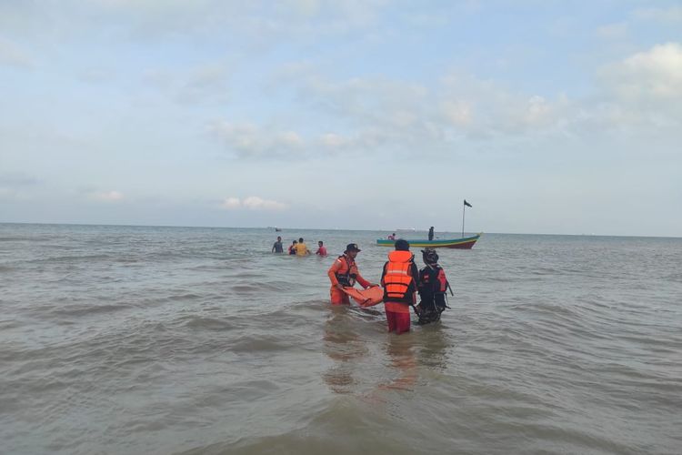 Jasad Jonatan dievakuasi petugas tim SAR gabungan dekat Pantai Batu Berani, Tanjung Kalian, Bangka Barat, Rabu (7/6/2023).