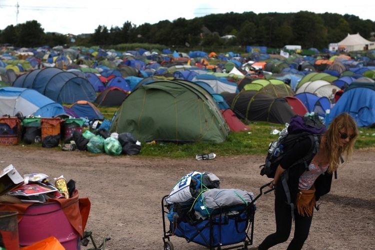 Orang-orang mendirikan tenda untuk menonton Festival Musik dan Seni Pertunjukan Glastonbury di Worthy Farm dekat desa Pilton di Somerset, Inggris Barat Daya, pada 1 Juli 2019. 